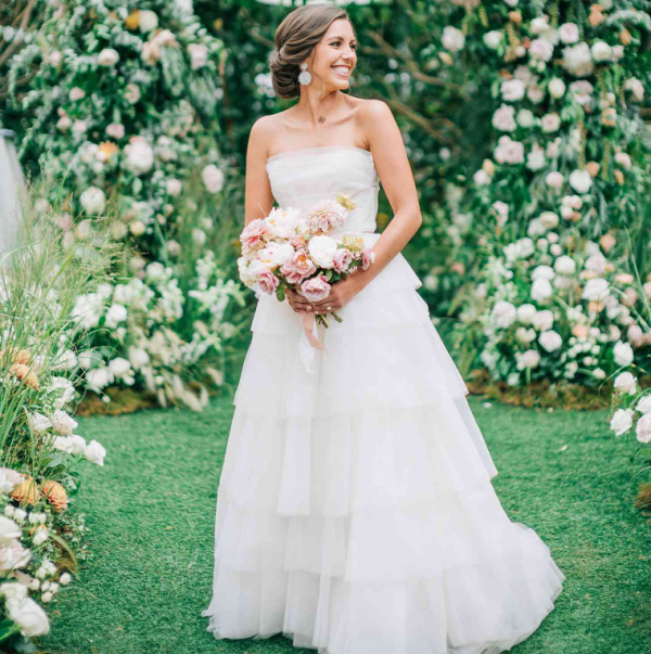 Gaun dengan rok bervolume dan aksen berlayer di bagian bawah